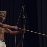 Fotografía ilustrativa: anciano ayoreo relatando una escena de defensa de aldea ante la llegada de coñones (blancos) antes del contacto con misioneros, realizada en el marco de una manifestación cultural en defensa del Cerro León. Gentileza de Martín Alarcón Bobadilla