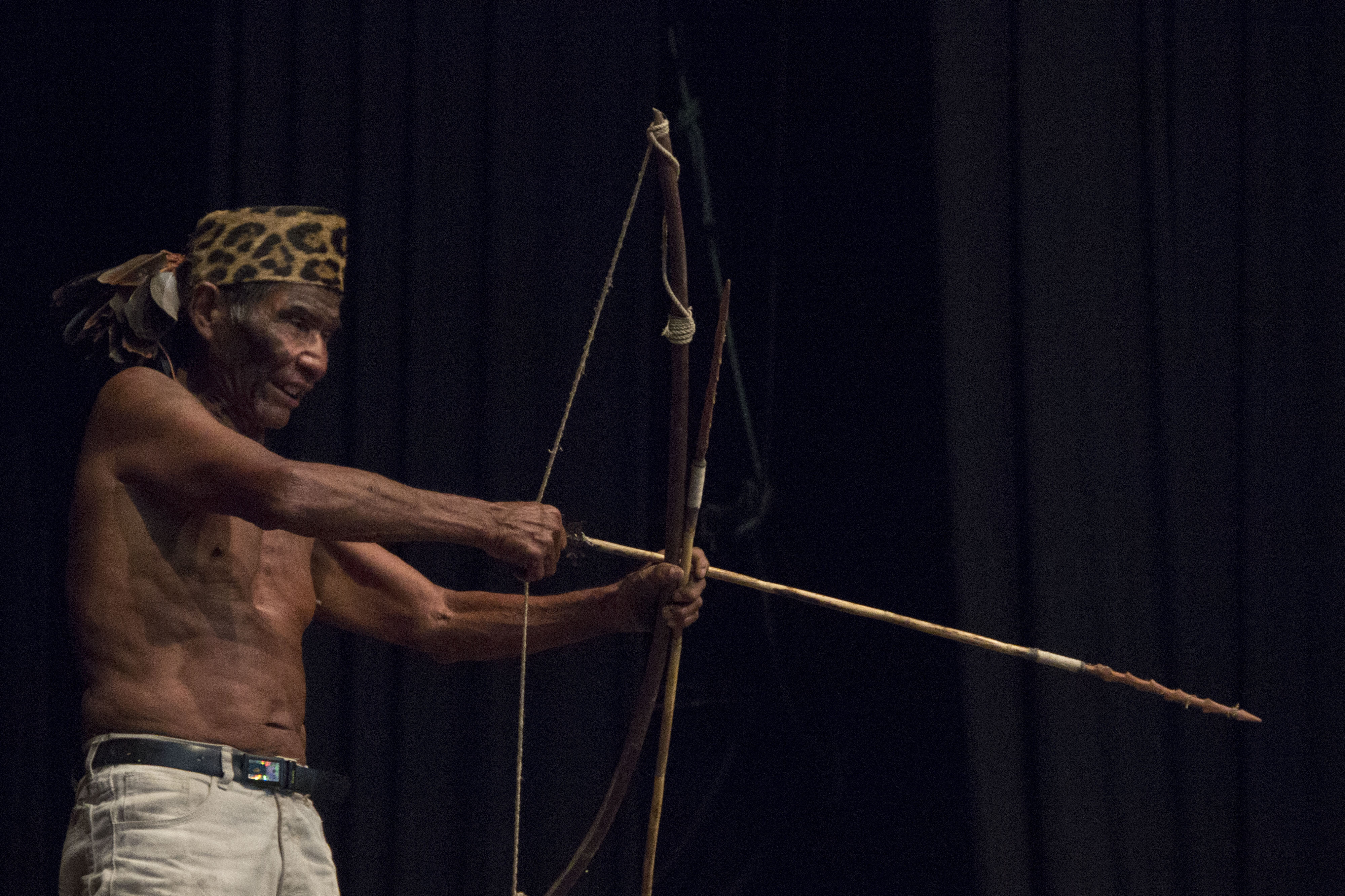 Fotografía ilustrativa: anciano ayoreo relatando una escena de defensa de aldea ante la llegada de coñones (blancos) antes del contacto con misioneros, realizada en el marco de una manifestación cultural en defensa del Cerro León. Gentileza de Martín Alarcón Bobadilla