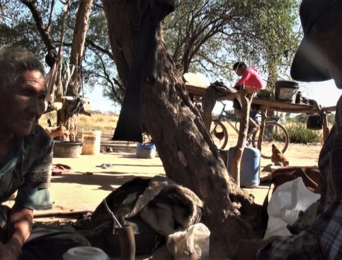 Mateo prepara su filmadora ante la atenta mirada del anciano Ei Posorojai, uno de los últimos sobrevivientes del grupo Ayoreo Ducodegosode, sacado de su territorio en 1966. La conversación entre ambos fue en una mañana de julio de 2019.